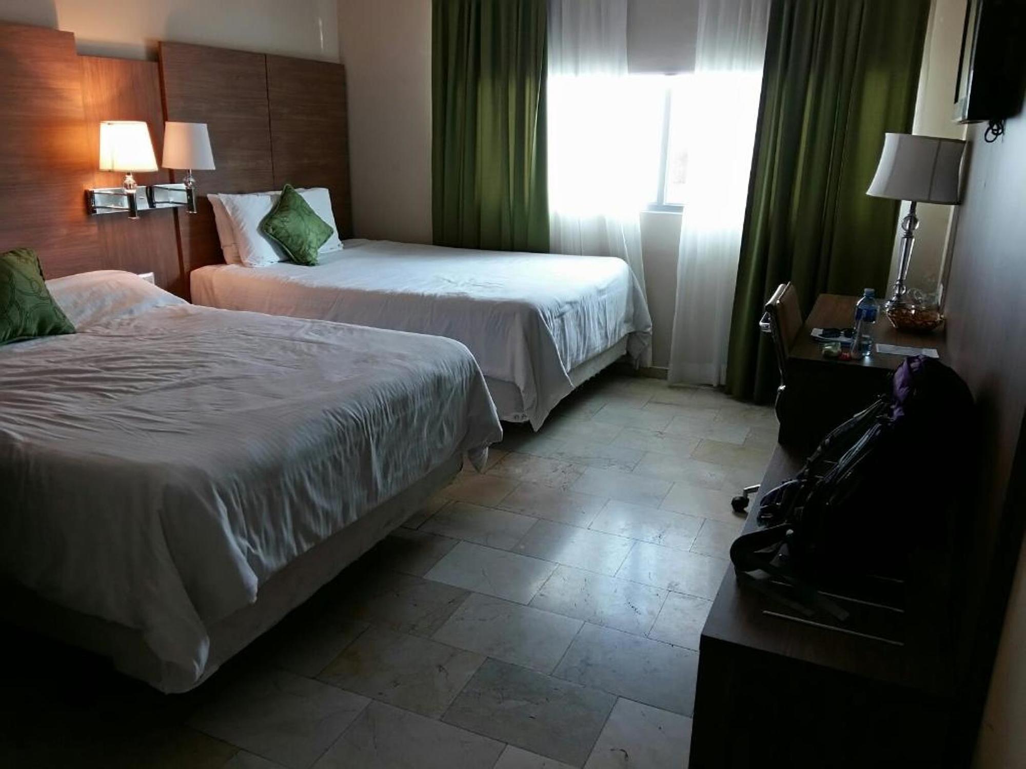 Wyndham Garden Kota Panama Bagian luar foto