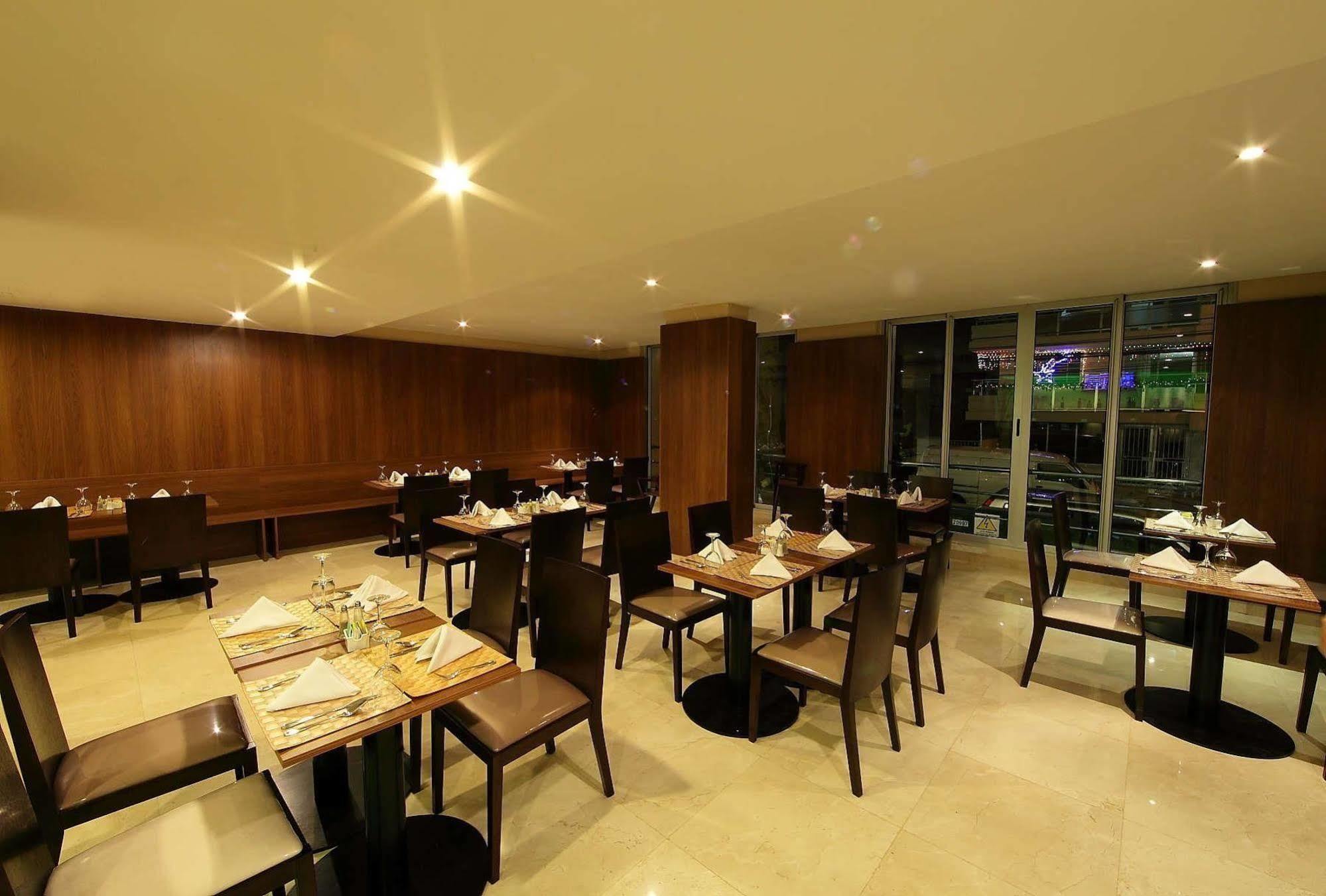 Wyndham Garden Kota Panama Restoran foto