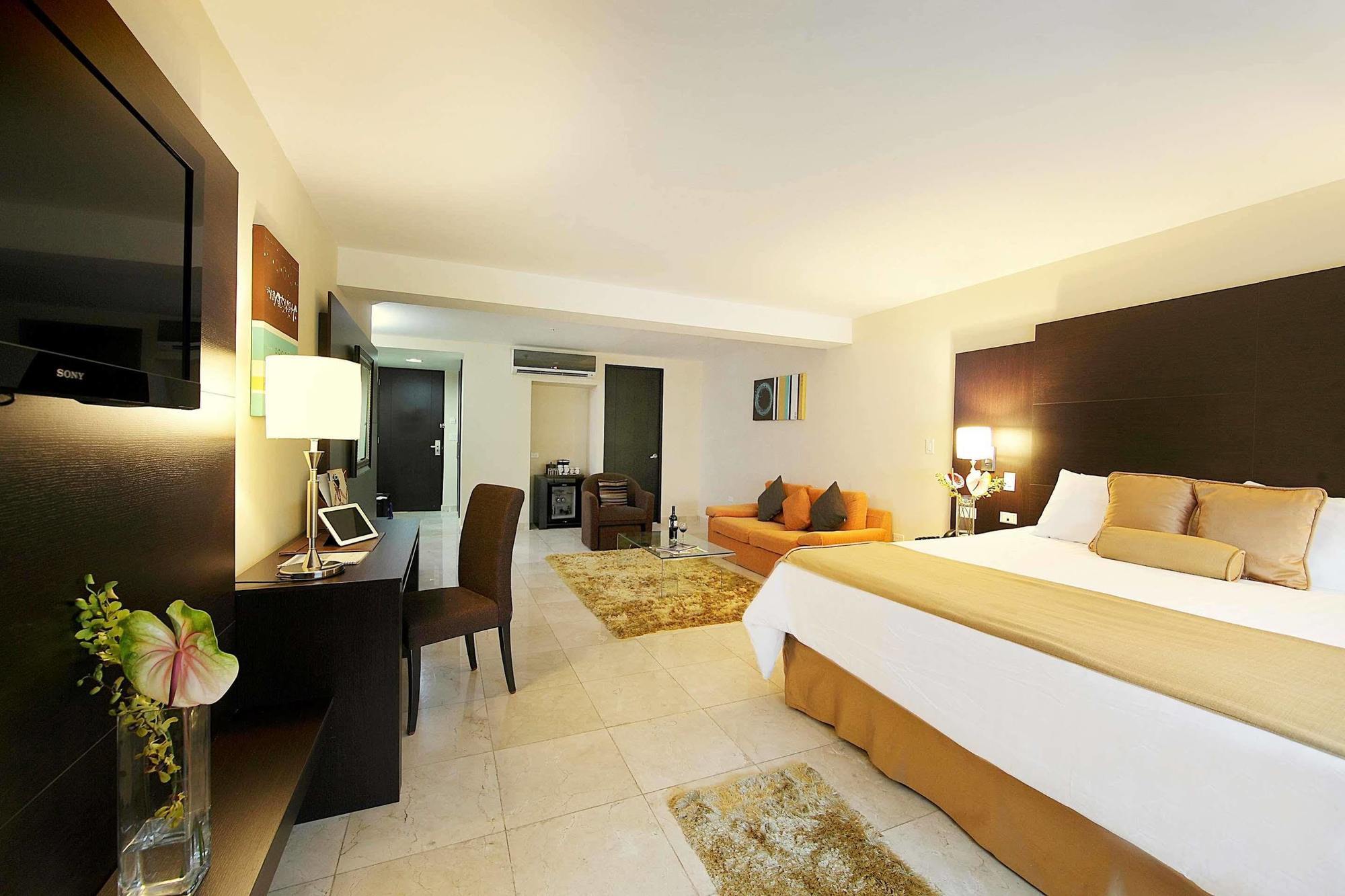 Wyndham Garden Kota Panama Bagian luar foto